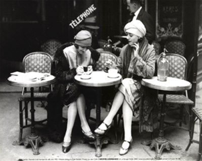 vintage-women-at-cafe