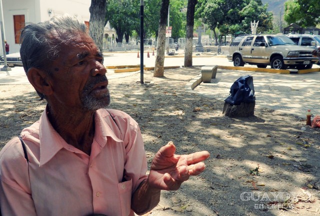 Julian Ortega de 87 años. Antiguo trabajador del Cementerio General del Sur hablando con Guayoyo En Letras