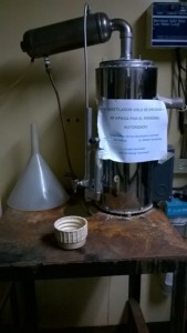 Vieja y oxidada máquina para destilar agua, usada en prácticas e investigación científica. Facultad de Ciencias en la Universidad Central de Venezuela