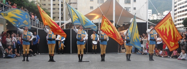 Lanzadores medievales de banderas: Grupo Sbandieratori