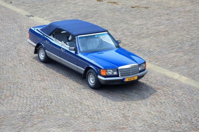 Mercedes Clase S de 1985 convertido a Cabriolet por el taller suizo Caruna, pertenece a la Casa Real Holandesa.