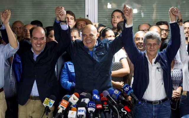 CAR01. CARACAS (VENEZUELA), 03/01/2016.- El diputado venezolano Henry Ramos Allup (c), acompañado por el secretario general de la Mesa de Unidad Democrática (MUD), Jesús Torrealba (i), y por el diputado Julio Borges (d), durante un encuentro con la prensa hoy, domingo 3 de enero de 2016, en Caracas (Venezuela). Los diputados opositores venezolanos elegidos el 6 de diciembre pasado que conforman la mayoría calificada del nuevo Parlamento escogieron hoy al legislador del partido Acción Democrática (AD) Henry Ramos Allup como presidente de la Asamblea Nacional, que se instalará el próximo martes. EFE/MIGUEL GUTIERREZ